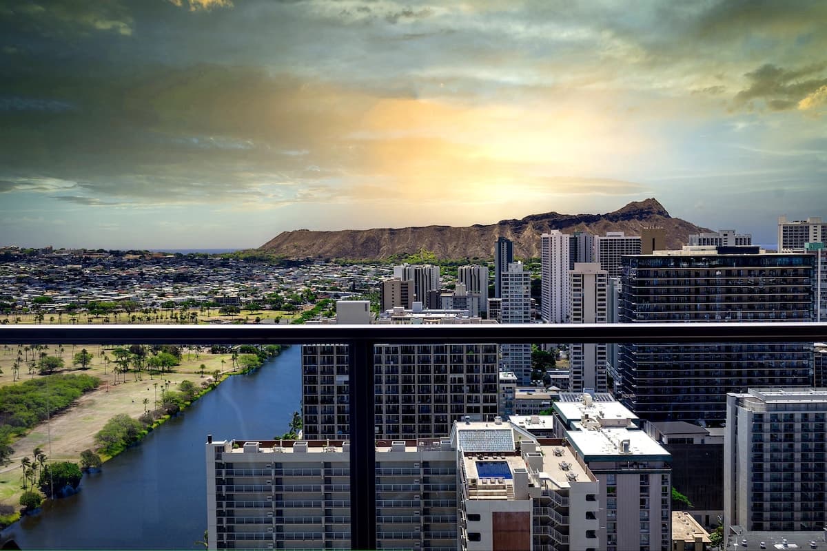 Condo in Honolulu · ★4.74 · 1 bedroom · 2 beds · 1 private bath - Photo 5
