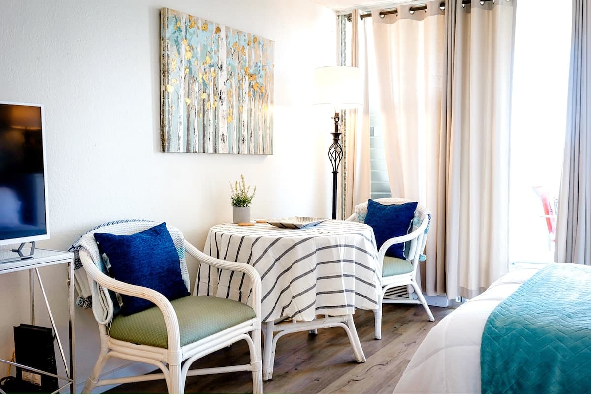 Condo in Honolulu · ★4.74 · 1 bedroom · 2 beds · 1 private bath - Photo 4
