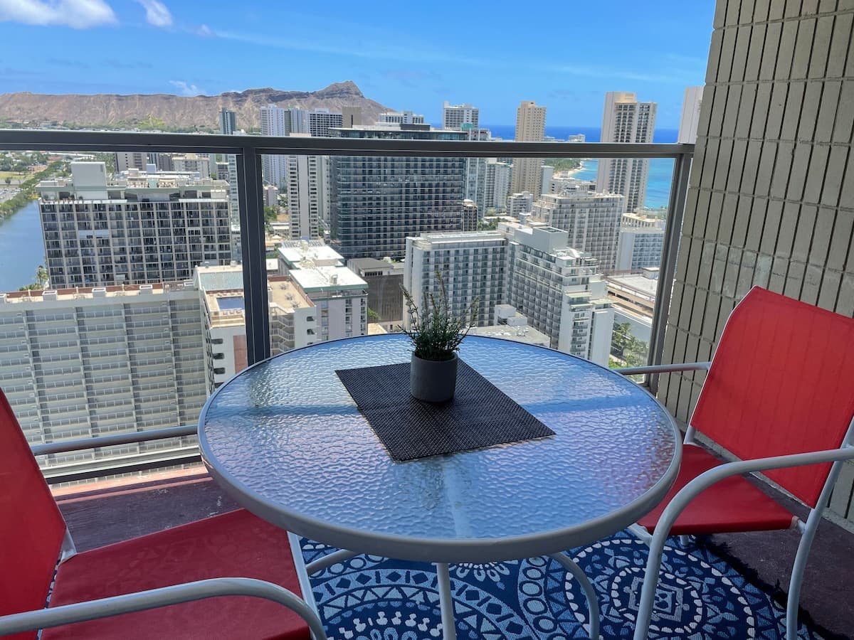 Condo in Honolulu · ★4.74 · 1 bedroom · 2 beds · 1 private bath - Photo 2