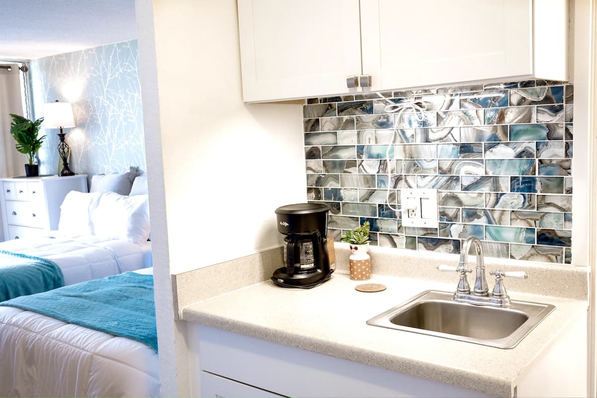 Condo in Honolulu · ★4.74 · 1 bedroom · 2 beds · 1 private bath - Photo 3