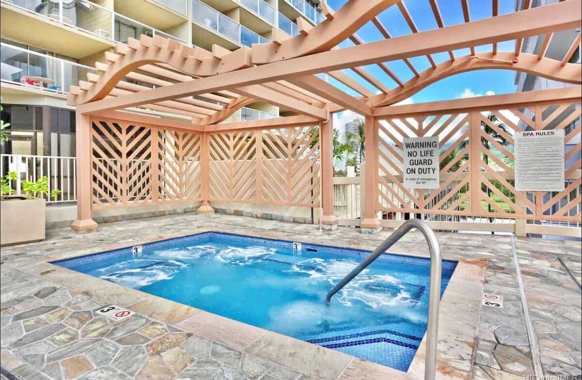 Condo in Honolulu · ★4.9 · Studio · 2 beds · 1 private bath - Photo 5