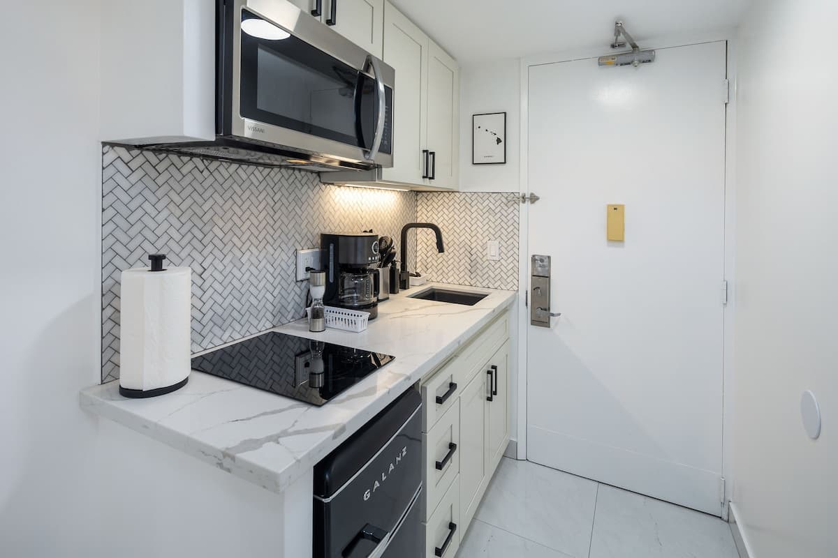 Condo in Honolulu · ★4.81 · Studio · 1 bed · 1 shared bath - Photo 5