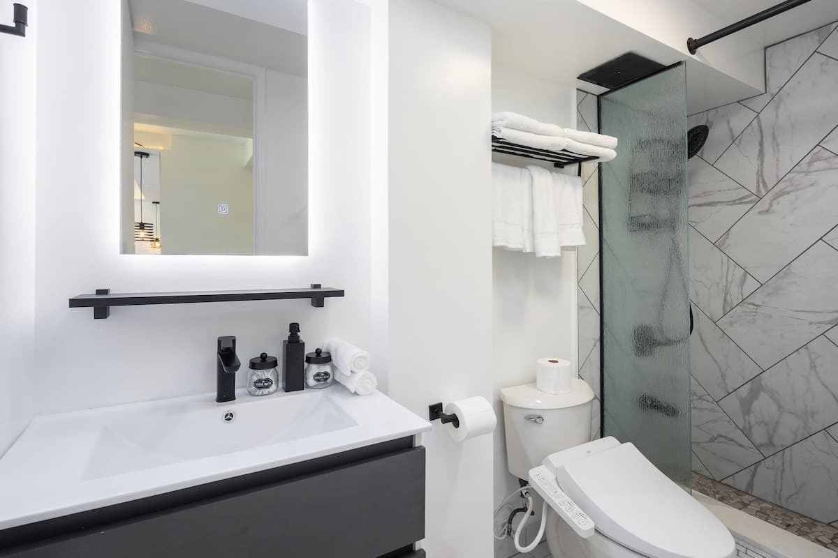 Condo in Honolulu · ★4.81 · Studio · 1 bed · 1 shared bath - Photo 3