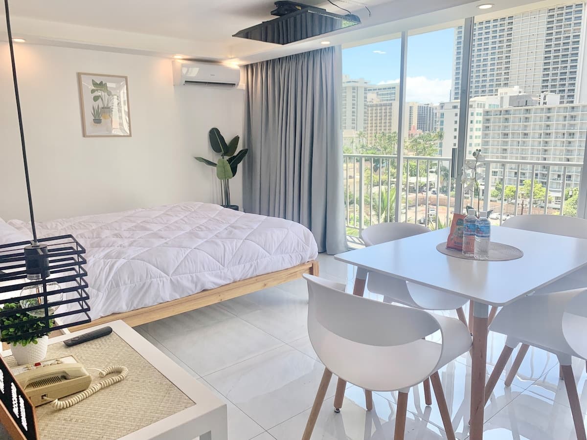Condo in Honolulu · ★4.81 · Studio · 1 bed · 1 shared bath - Photo 2