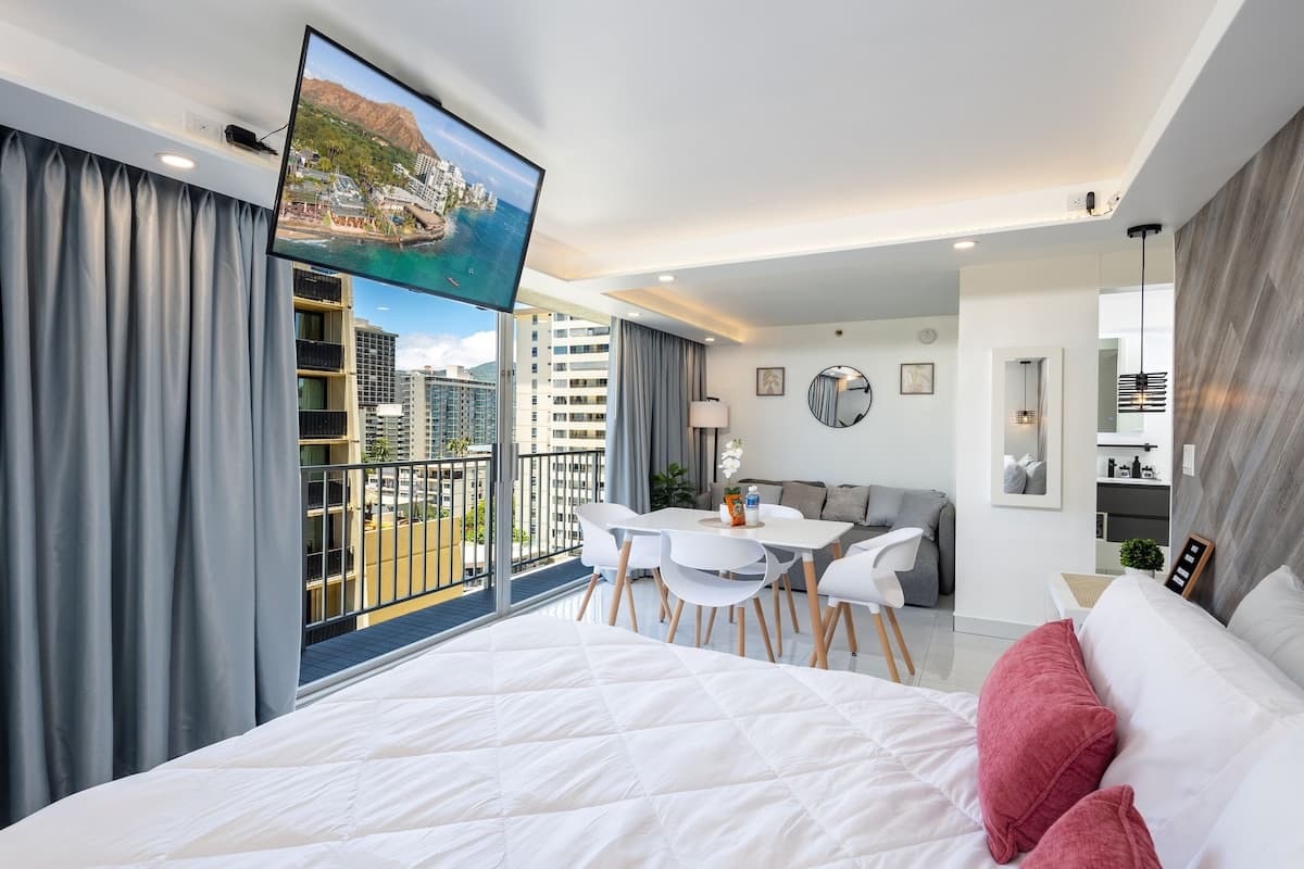Condo in Honolulu · ★4.81 · Studio · 1 bed · 1 shared bath - Photo 1