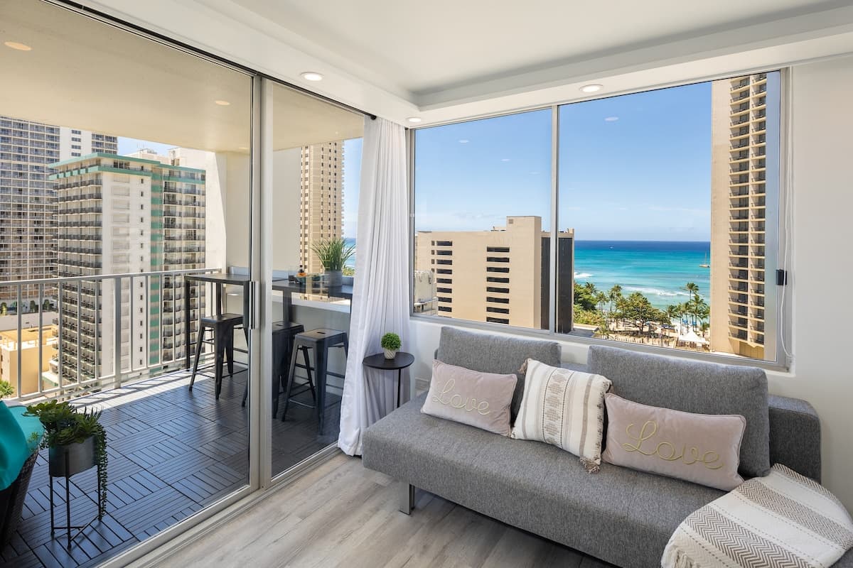 Condo in Honolulu · ★4.89 · 1 bedroom · 2 beds · 1 private bath - Photo 4