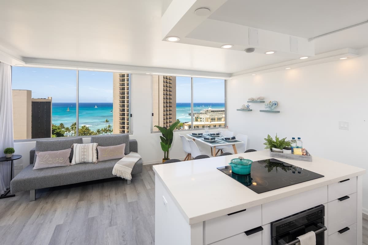 Condo in Honolulu · ★4.89 · 1 bedroom · 2 beds · 1 private bath - Photo 2
