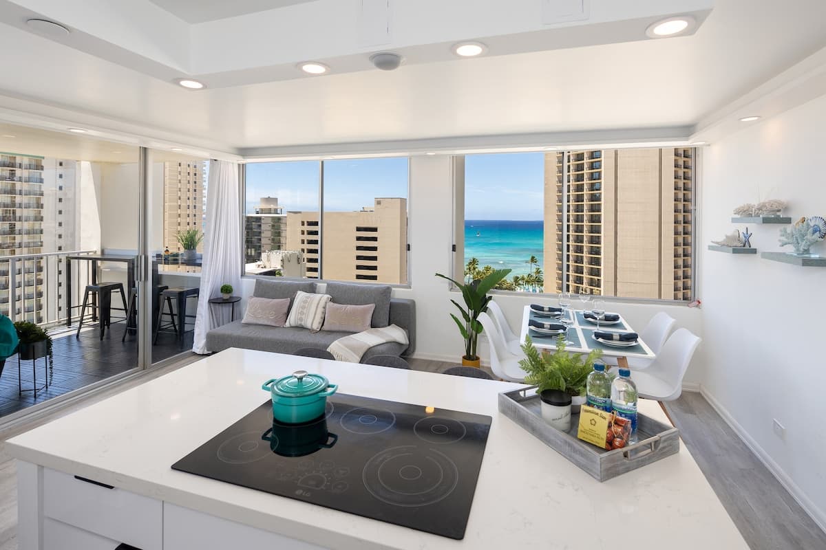 Condo in Honolulu · ★4.89 · 1 bedroom · 2 beds · 1 private bath - Photo 1