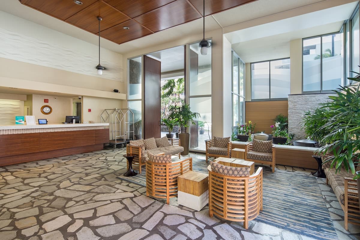 Condo in Honolulu · ★4.89 · 1 bedroom · 2 beds · 1 private bath - Photo 5