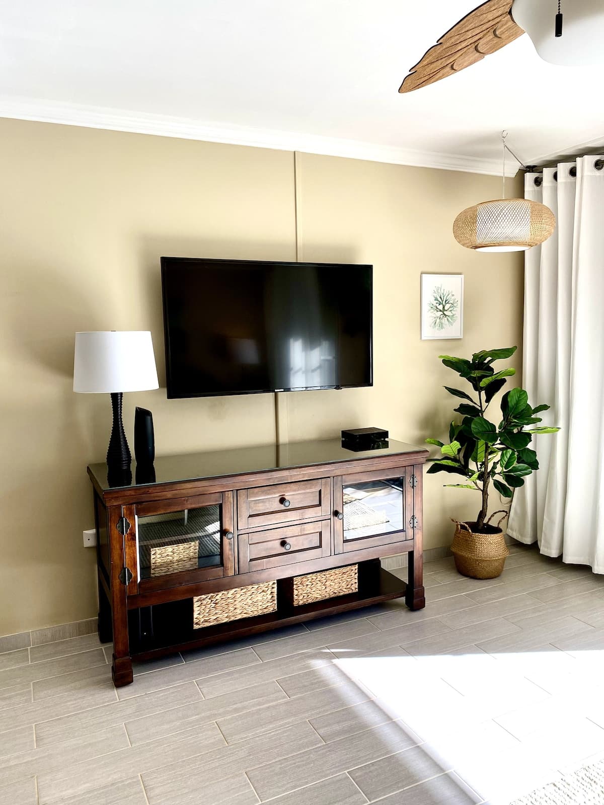 Condo in Lahaina · ★4.96 · 1 bedroom · 2 beds · 1 private bath - Photo 2