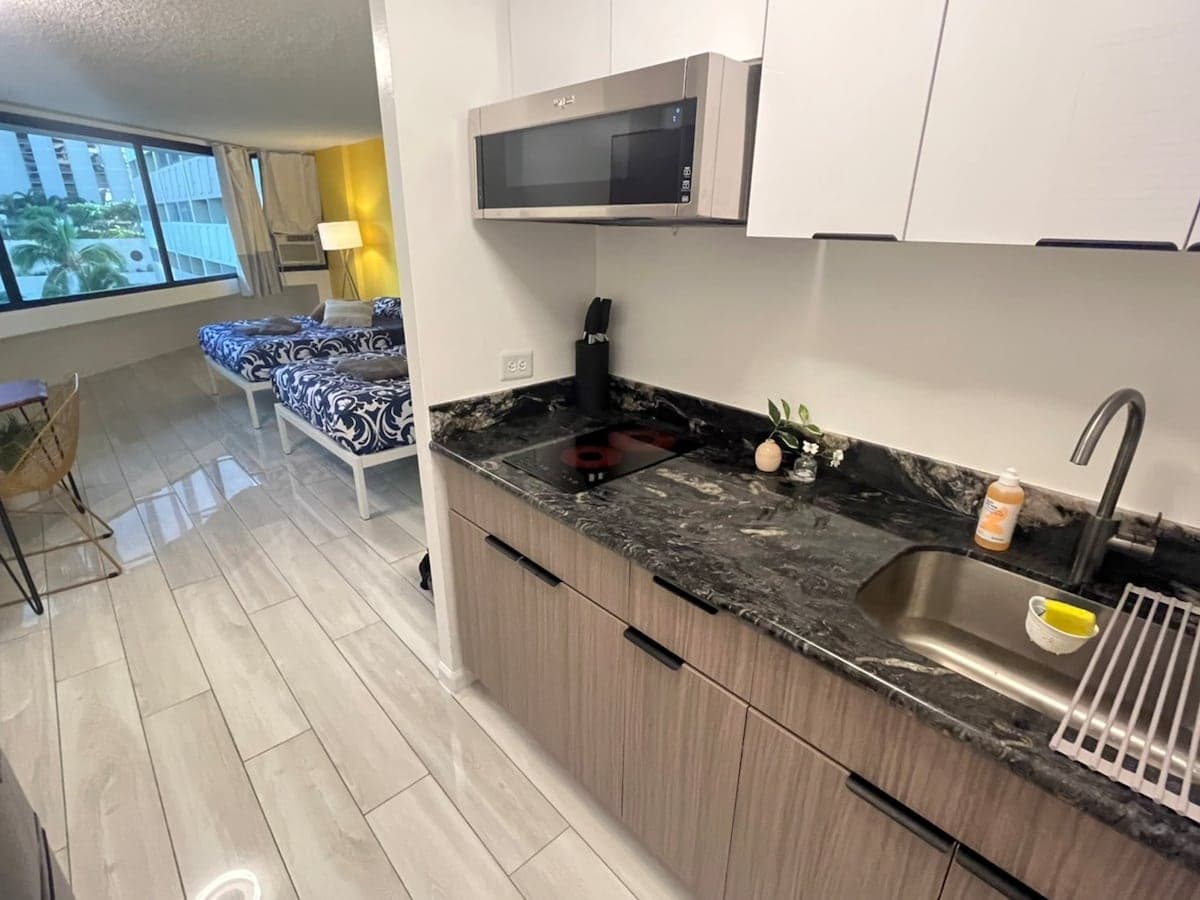 Condo in Honolulu · ★4.69 · 1 bedroom · 2 beds · 1 private bath - Photo 3
