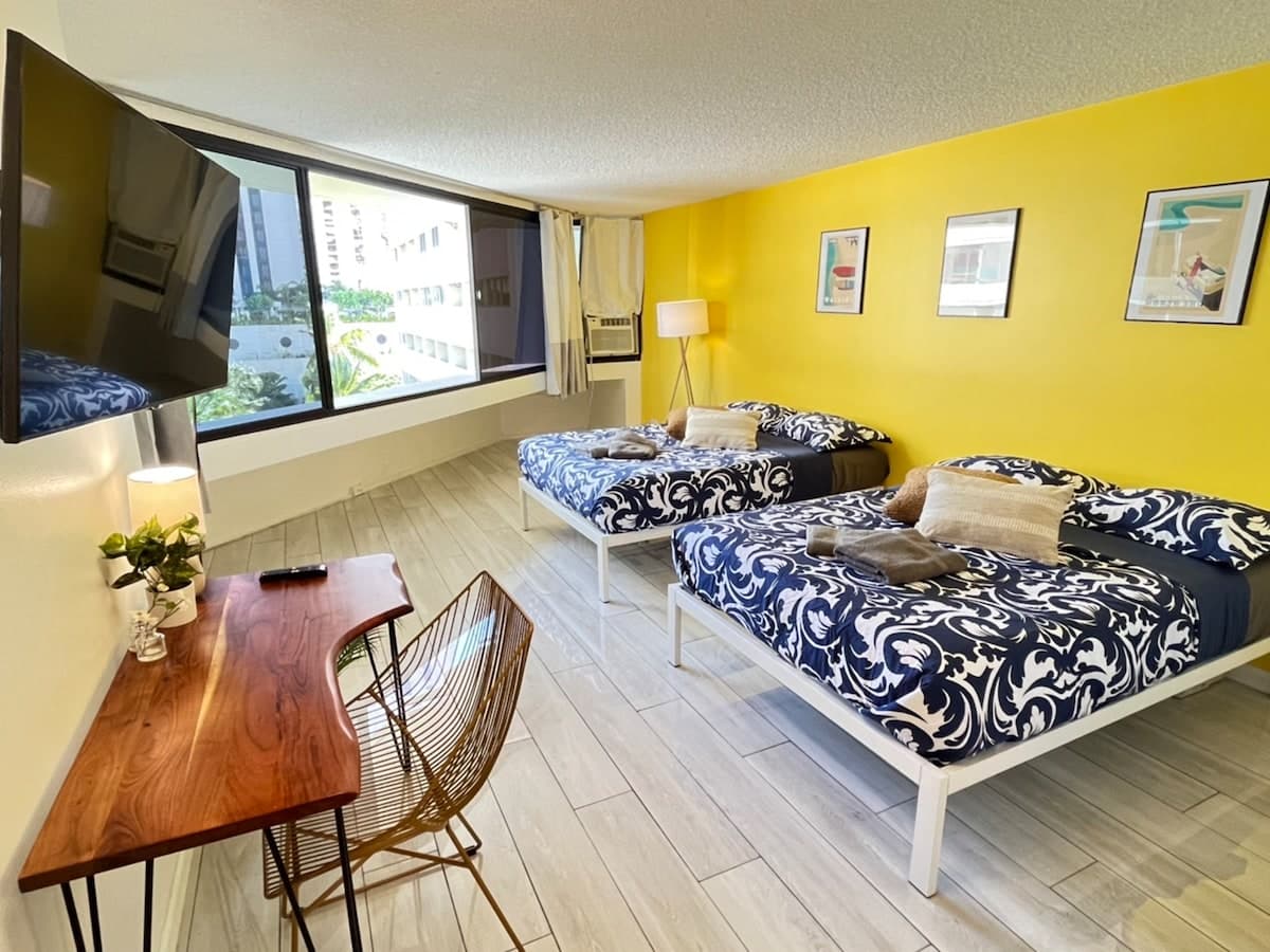 Condo in Honolulu · ★4.69 · 1 bedroom · 2 beds · 1 private bath - Photo 2