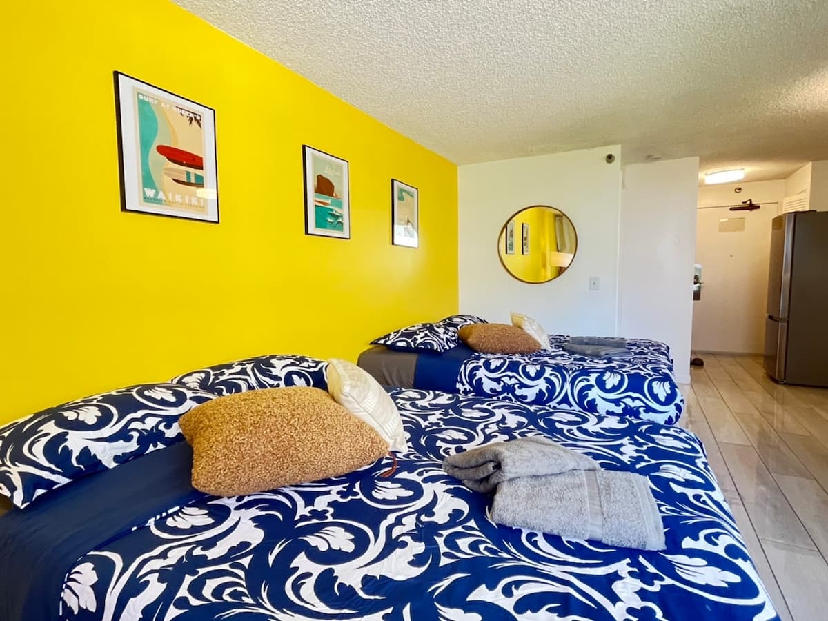Condo in Honolulu · ★4.69 · 1 bedroom · 2 beds · 1 private bath - Photo 1