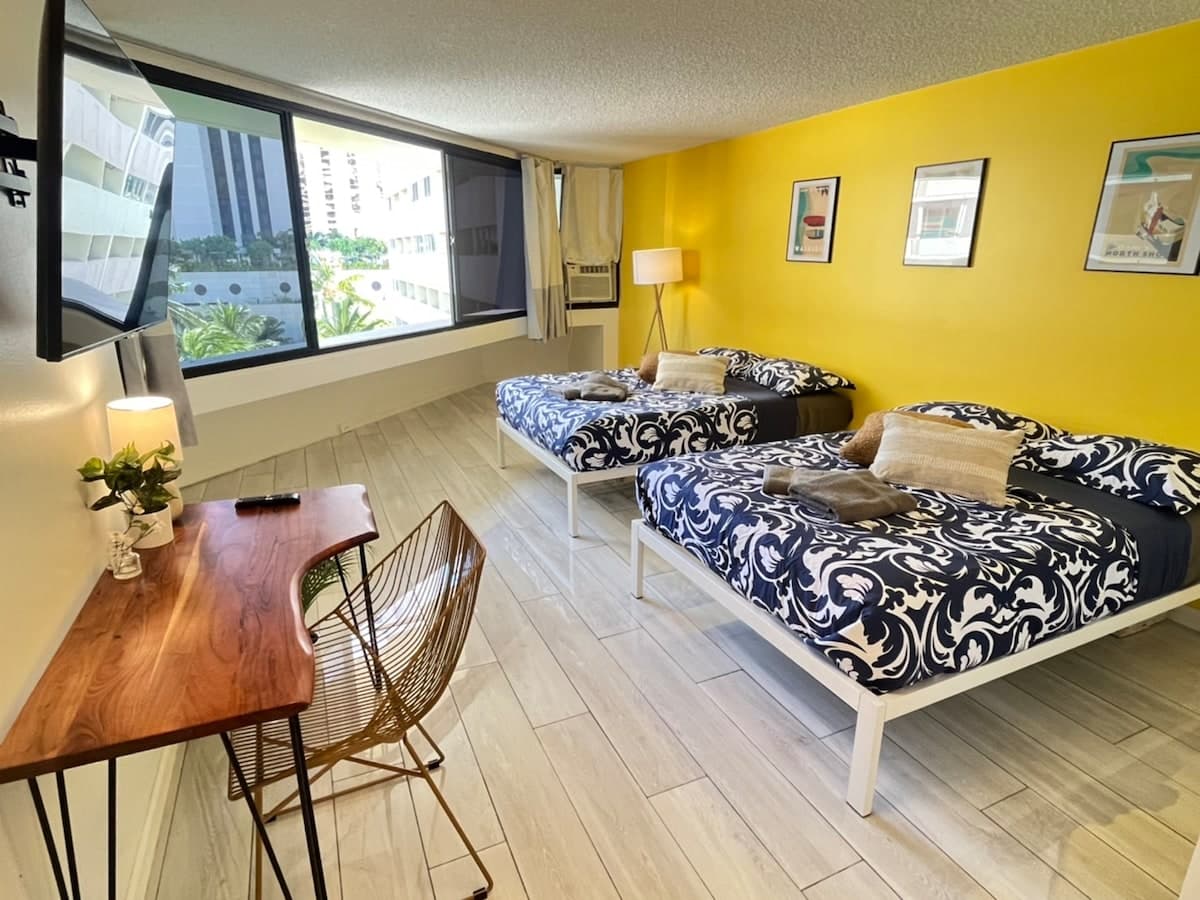 Condo in Honolulu · ★4.62 · 1 bedroom · 2 beds · 1 private bath - Photo 2