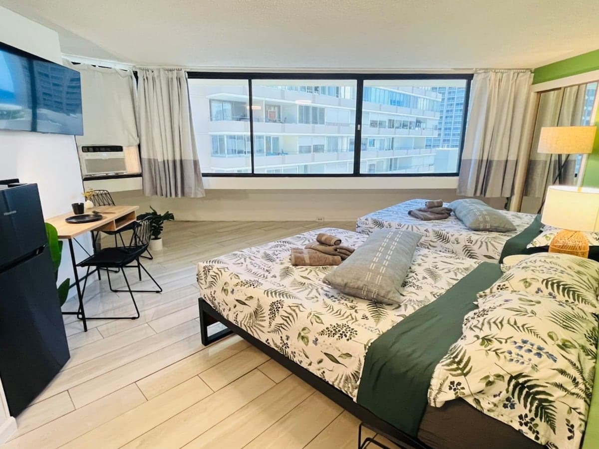 Condo in Honolulu · ★4.6 · 1 bedroom · 2 beds · 1 private bath - Photo 4