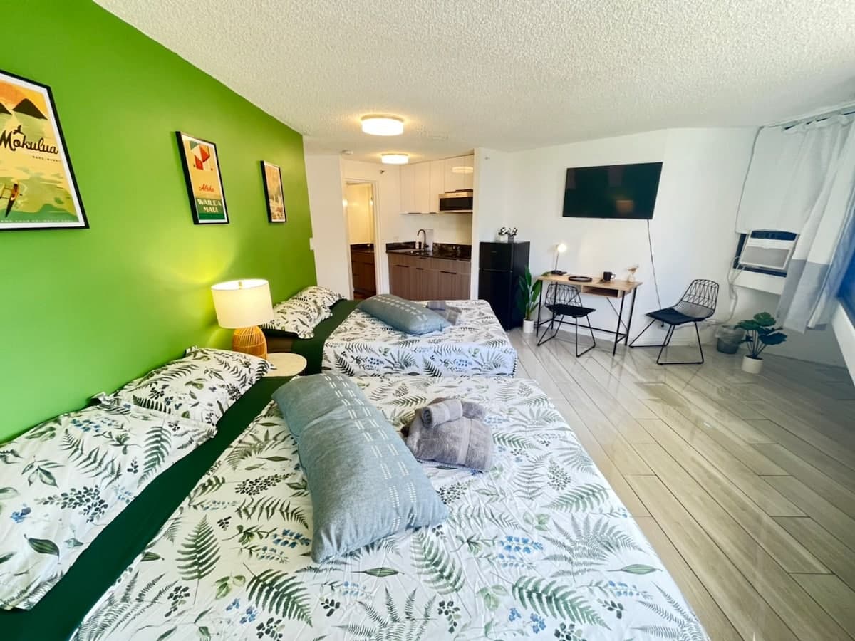 Condo in Honolulu · ★4.6 · 1 bedroom · 2 beds · 1 private bath - Photo 1