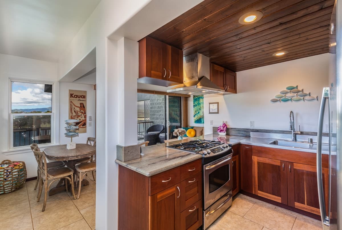 Oceanfront Retreat on Kalapaki Bay Kauai Sleeps 4 - Photo 5