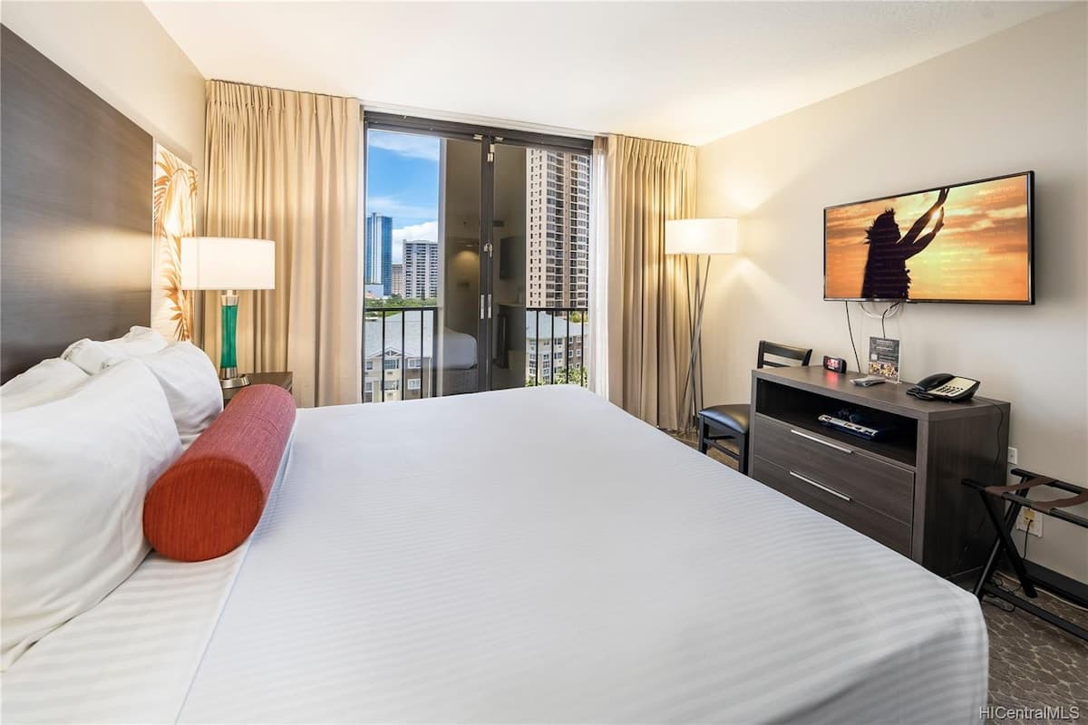 Condo in Honolulu · ★4.87 · Studio · 1 bed · 1 private bath - Photo 2