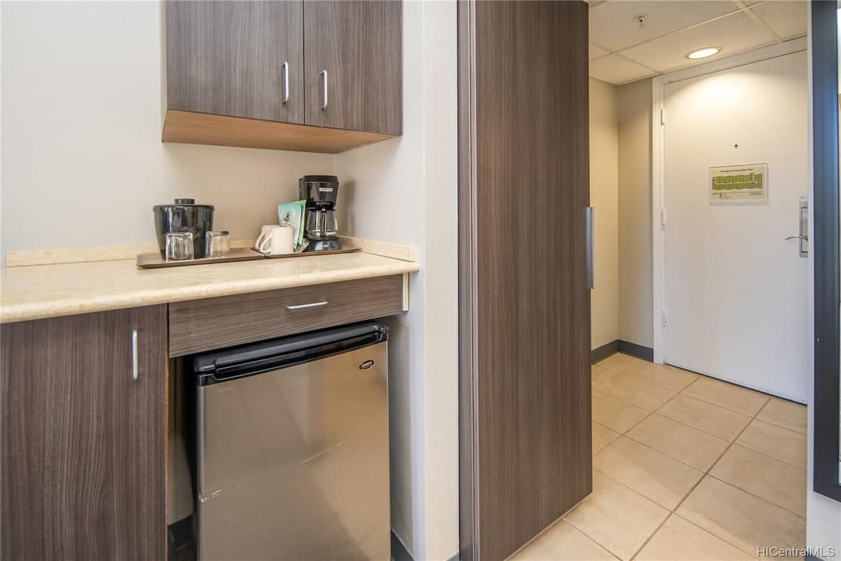 Condo in Honolulu · ★4.87 · Studio · 1 bed · 1 private bath - Photo 4