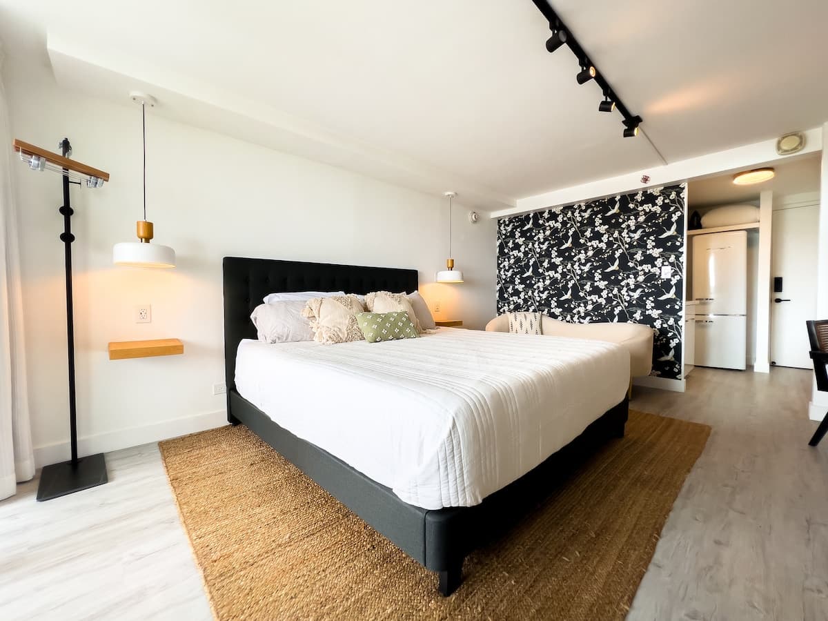 Condo in Honolulu · ★4.94 · Studio · 1 bed · 1 private bath - Photo 1