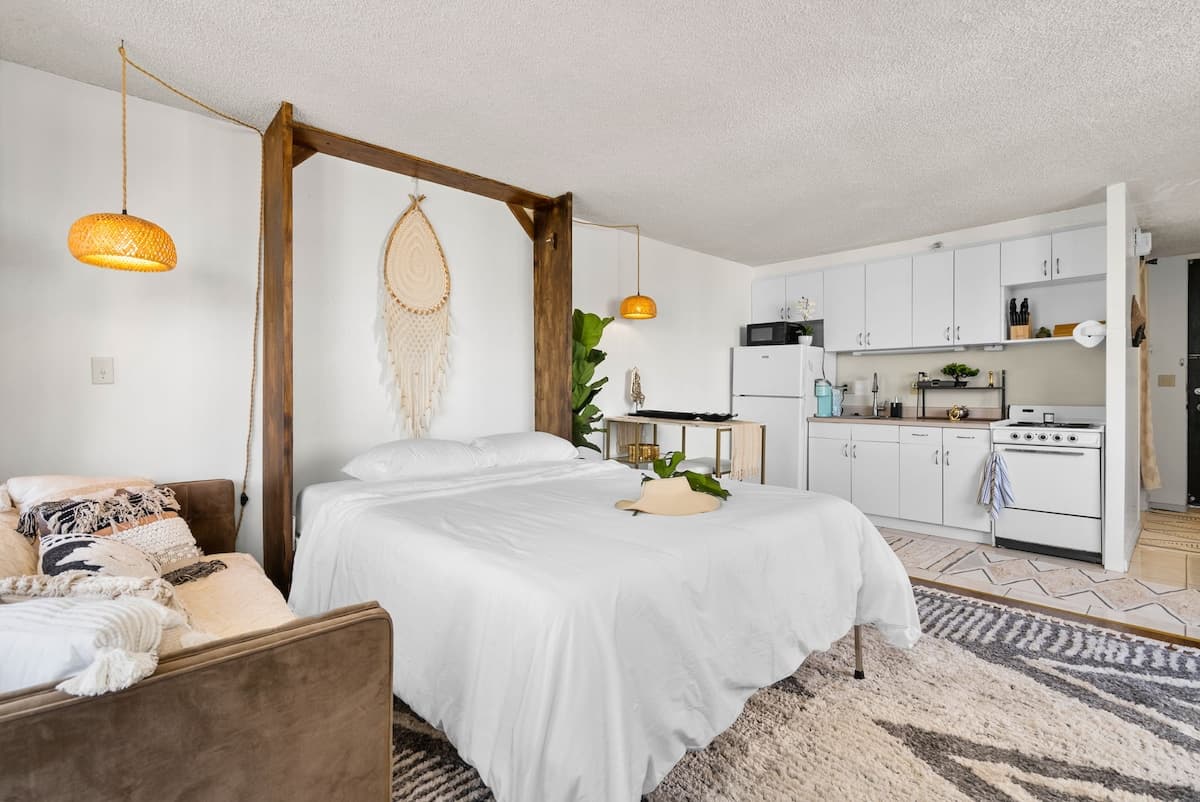Condo in Honolulu · ★4.96 · Studio · 1 bed · 1 private bath - Photo 2