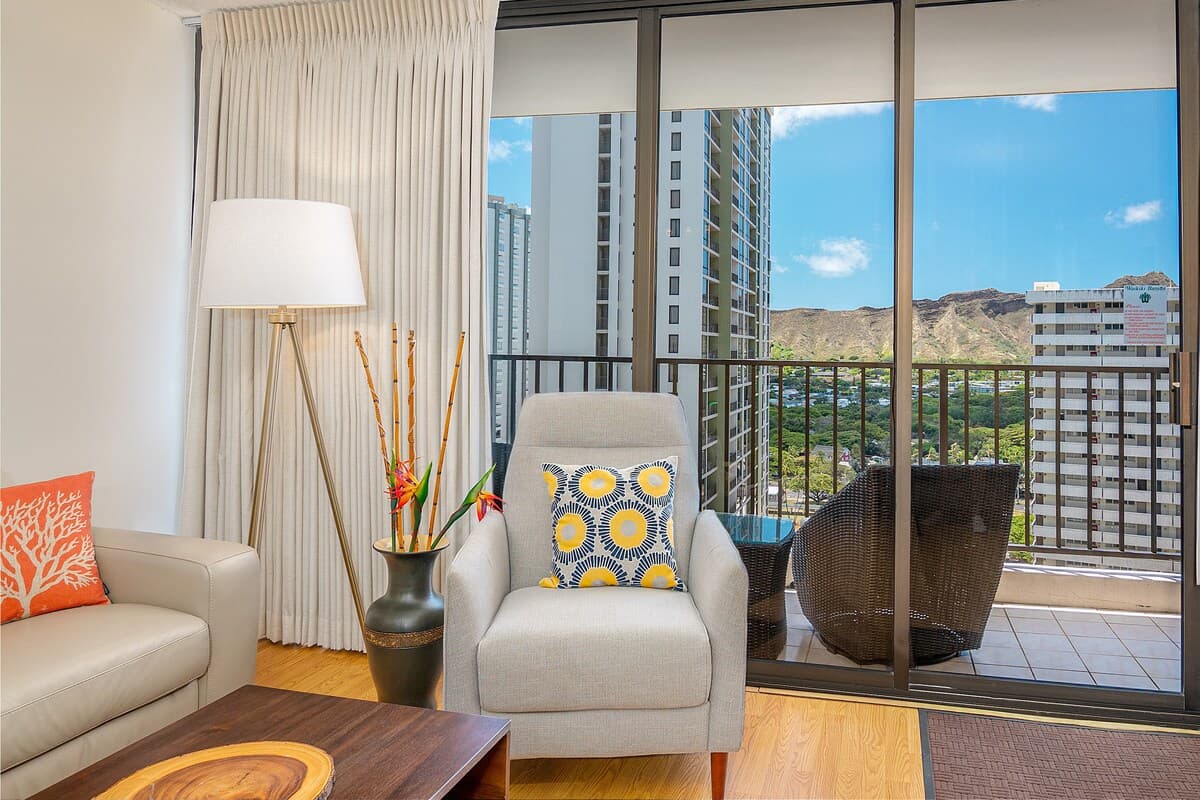Condo in Honolulu · ★4.91 · 1 bedroom · 3 beds · 1 private bath - Photo 3