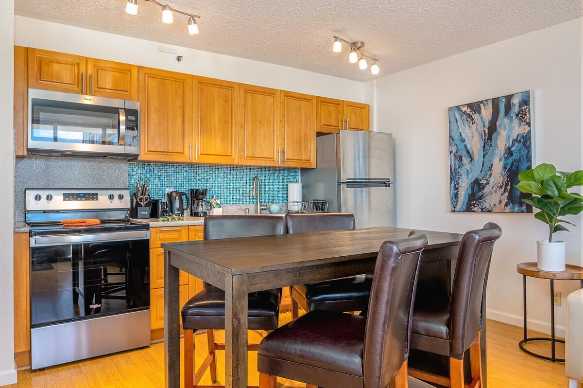 Condo in Honolulu · ★4.91 · 1 bedroom · 3 beds · 1 private bath - Photo 4