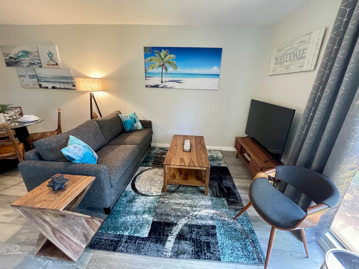 Condo in Lahaina · ★4.94 · 1 bedroom · 2 beds · 1 private bath - Photo 4