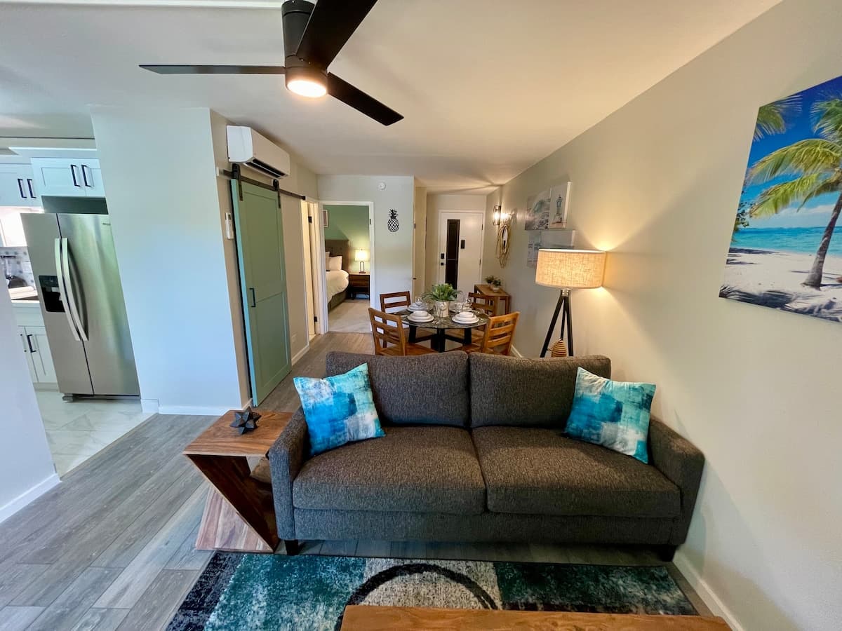 Condo in Lahaina · ★4.94 · 1 bedroom · 2 beds · 1 private bath - Photo 5