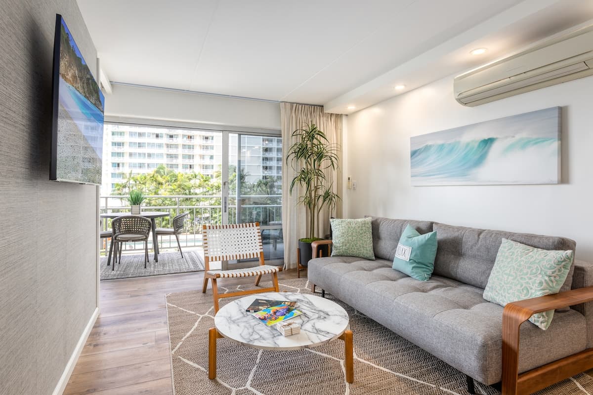 Condo in Honolulu · ★4.89 · 1 bedroom · 2 beds · 1 private bath - Photo 4