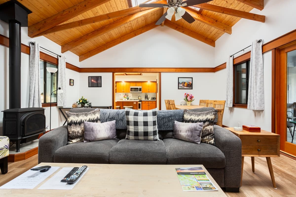 Home in Volcano · ★4.85 · 3 bedrooms · 4 beds · 2 private baths - Photo 2