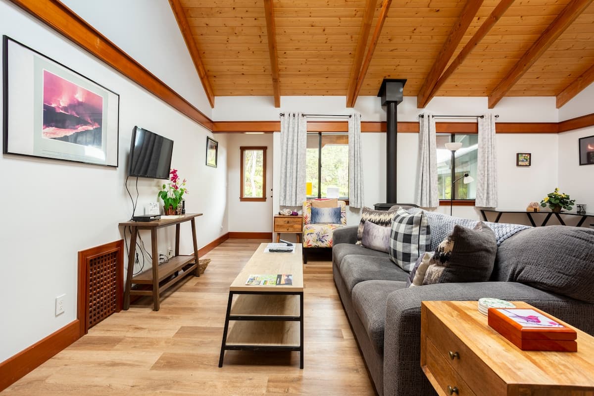 Home in Volcano · ★4.85 · 3 bedrooms · 4 beds · 2 private baths - Photo 3