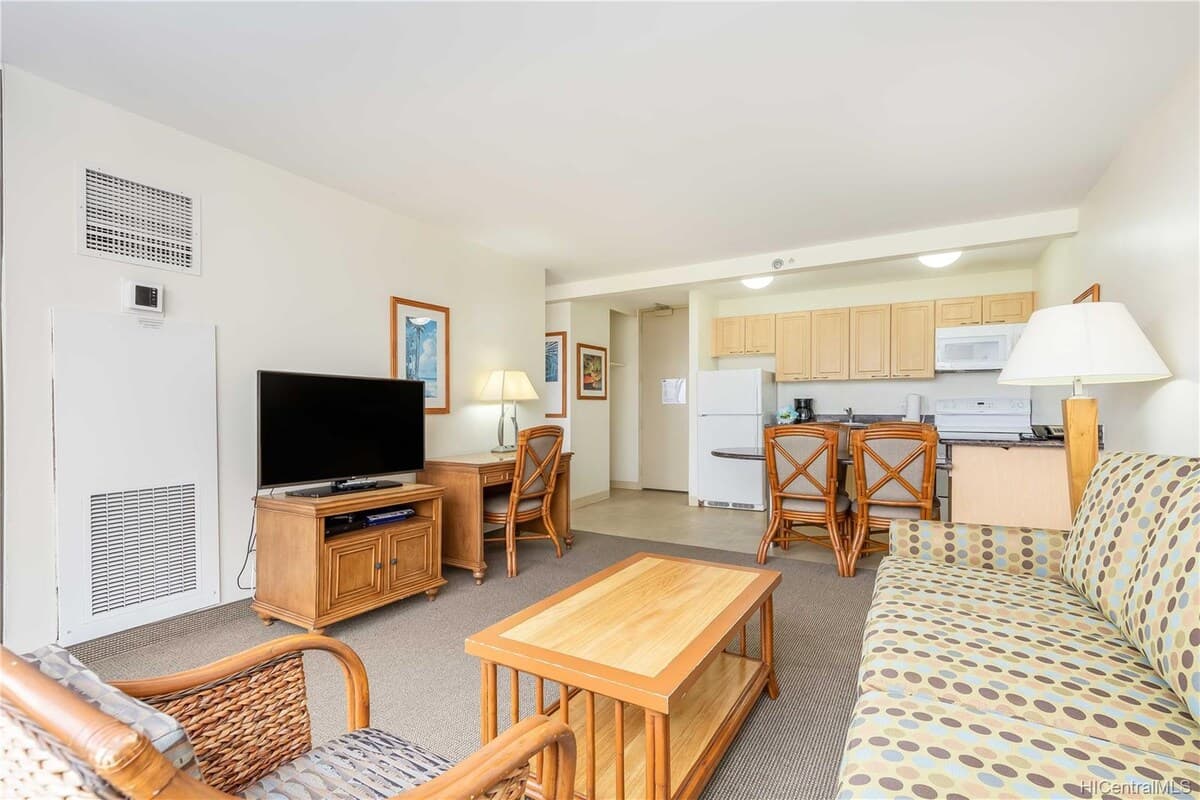Condo in Honolulu · ★4.98 · 1 bedroom · 2 beds · 1 private bath - Photo 2