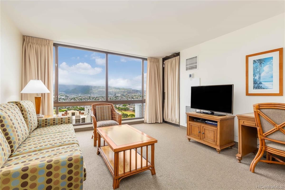Condo in Honolulu · ★4.98 · 1 bedroom · 2 beds · 1 private bath - Photo 3