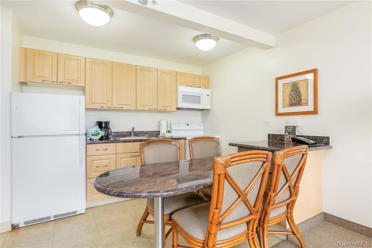 Condo in Honolulu · ★4.98 · 1 bedroom · 2 beds · 1 private bath - Photo 5