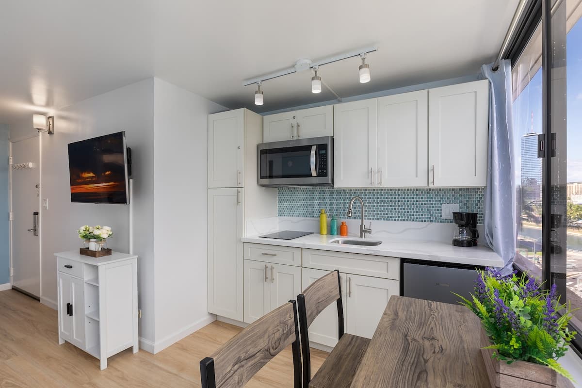 Condo in Honolulu · ★4.75 · Studio · 2 beds · 1 private bath - Photo 2