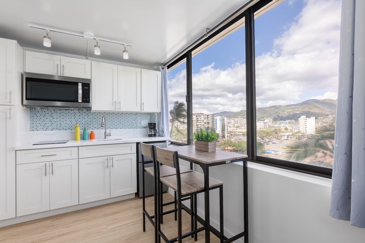 Condo in Honolulu · ★4.75 · Studio · 2 beds · 1 private bath - Photo 3
