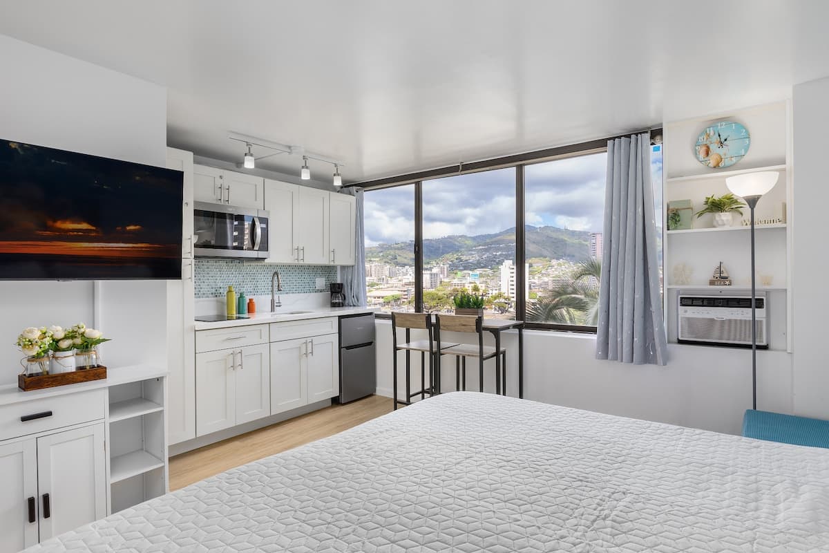 Condo in Honolulu · ★4.75 · Studio · 2 beds · 1 private bath - Photo 1