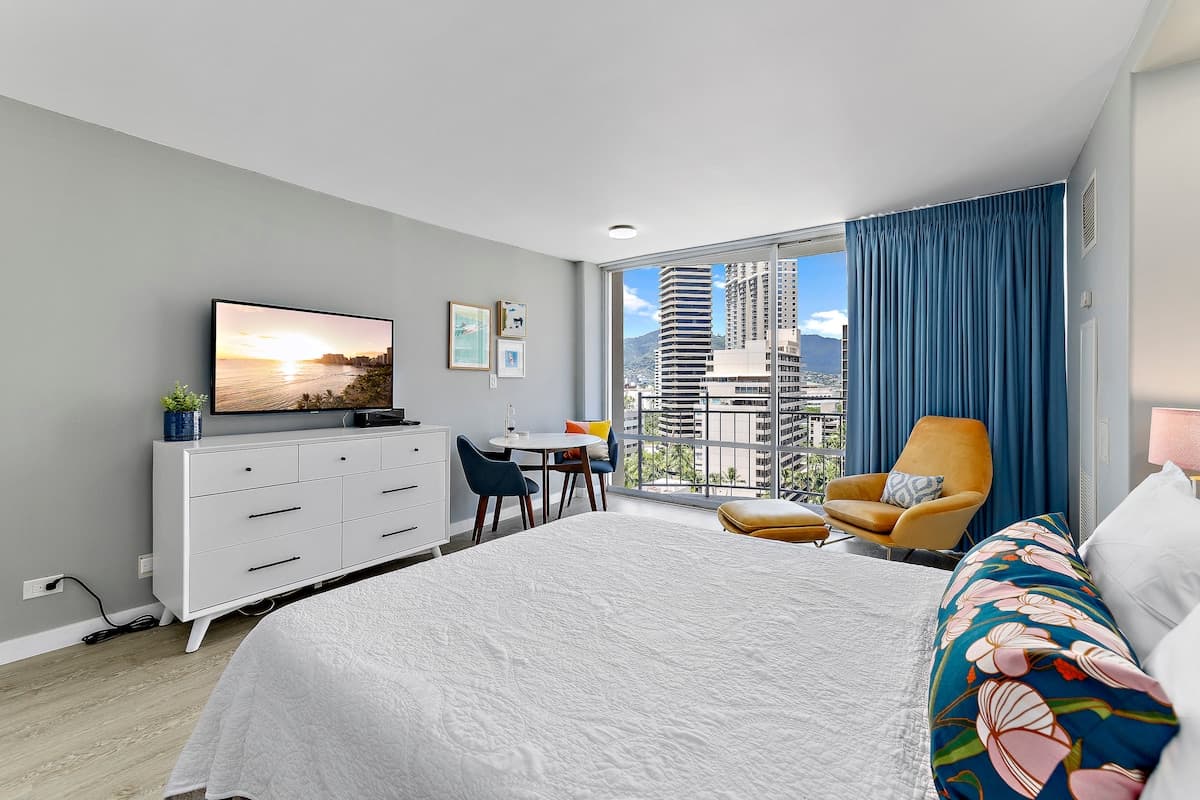 Condo in Honolulu · ★4.83 · Studio · 1 bed · 1 shared bath - Photo 1
