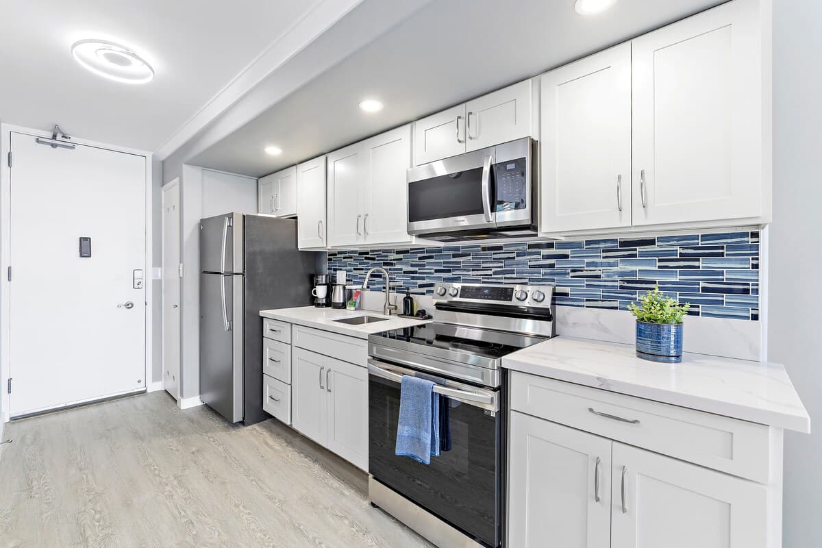 Condo in Honolulu · ★4.83 · Studio · 1 bed · 1 shared bath - Photo 2