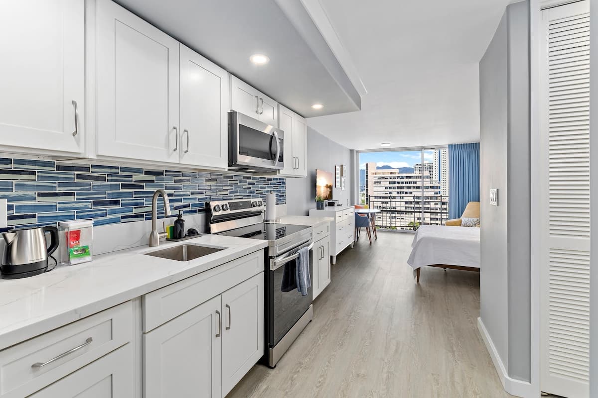 Condo in Honolulu · ★4.83 · Studio · 1 bed · 1 shared bath - Photo 5