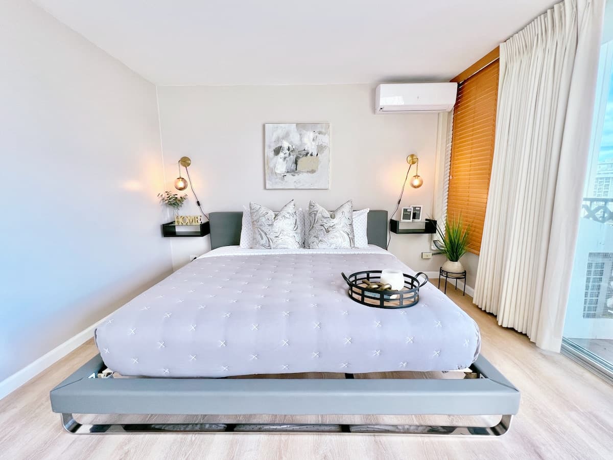 Condo in Honolulu · ★4.81 · Studio · 2 beds · 1 private bath - Photo 1