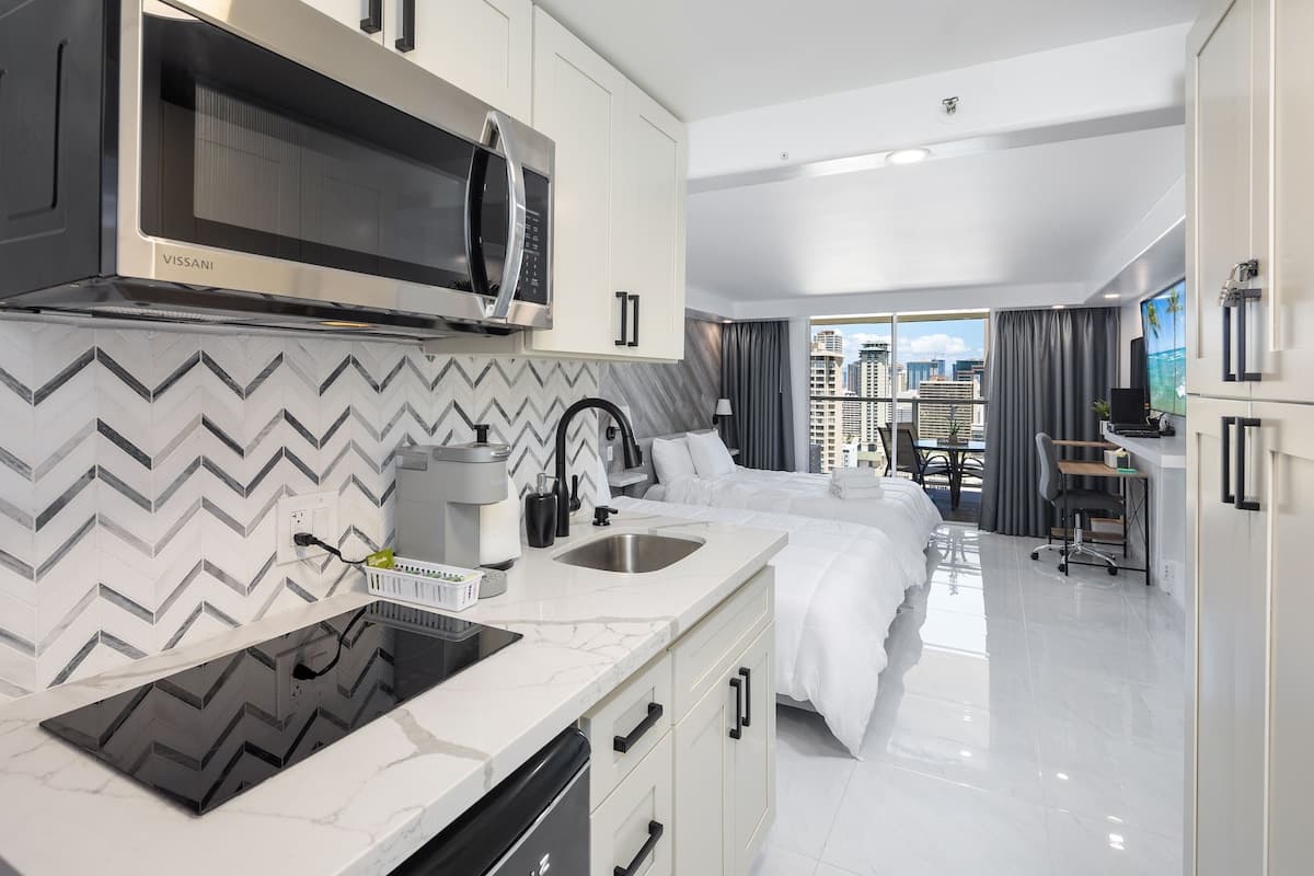 Condo in Honolulu · ★4.86 · Studio · 2 beds · 1 shared bath - Photo 4