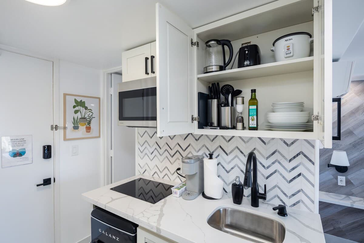 Condo in Honolulu · ★4.86 · Studio · 2 beds · 1 shared bath - Photo 5