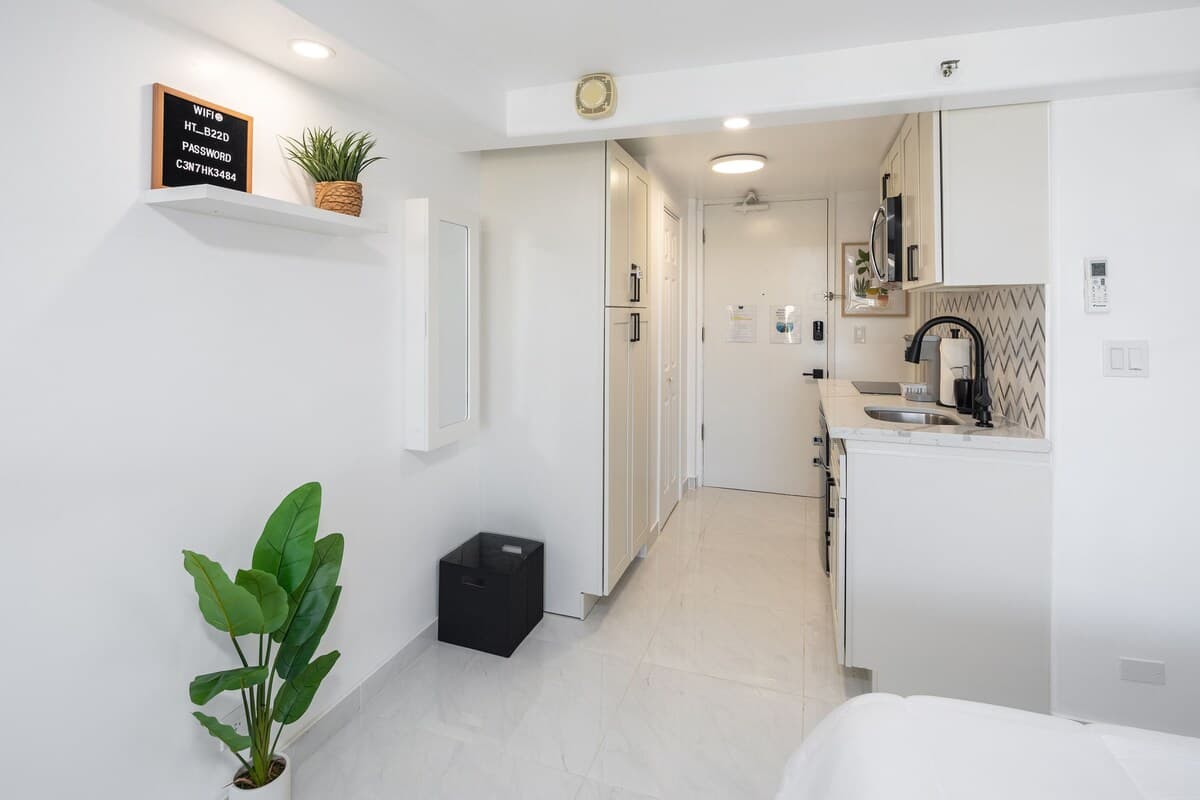 Condo in Honolulu · ★4.86 · Studio · 2 beds · 1 shared bath - Photo 3