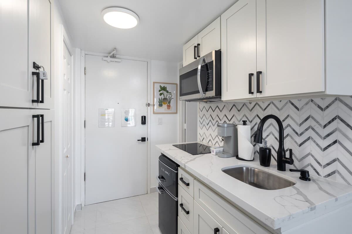 Condo in Honolulu · ★4.86 · Studio · 2 beds · 1 shared bath - Photo 2