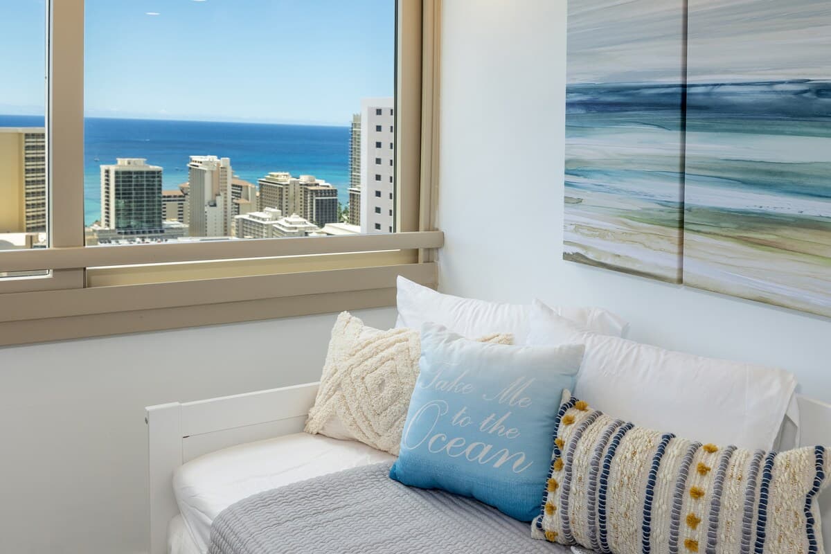 Condo in Honolulu · ★4.91 · 1 bedroom · 3 beds · 1 private bath - Photo 3