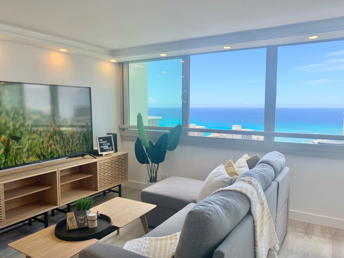 Condo in Honolulu · ★4.91 · 1 bedroom · 3 beds · 1 private bath - Photo 2