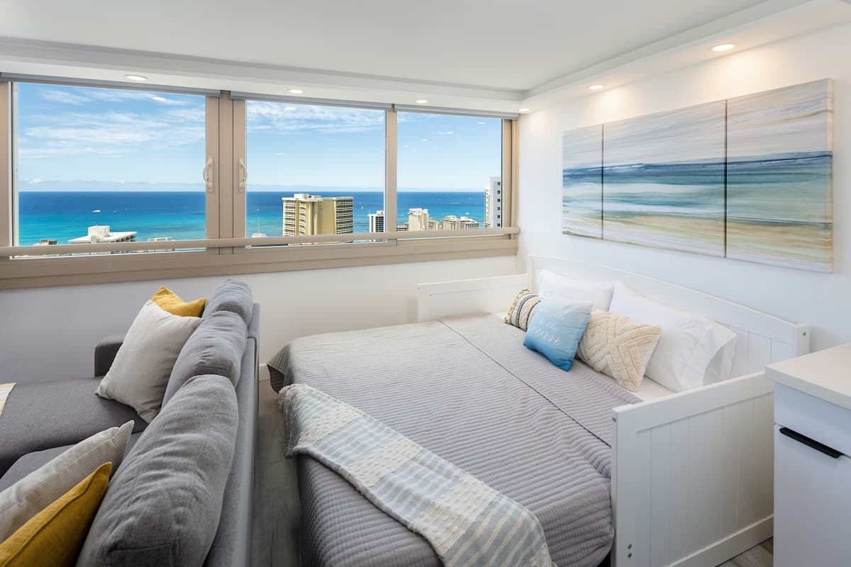 Condo in Honolulu · ★4.91 · 1 bedroom · 3 beds · 1 private bath - Photo 5