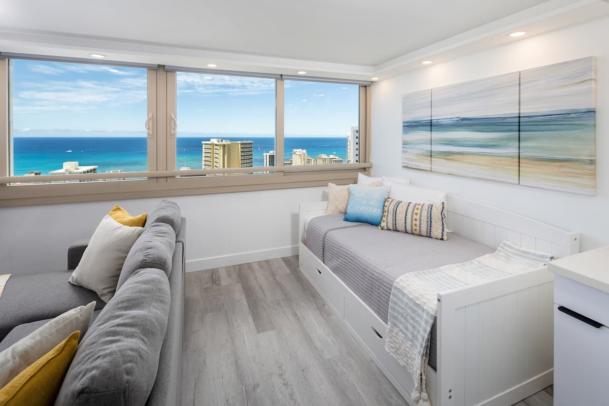 Condo in Honolulu · ★4.91 · 1 bedroom · 3 beds · 1 private bath - Photo 4